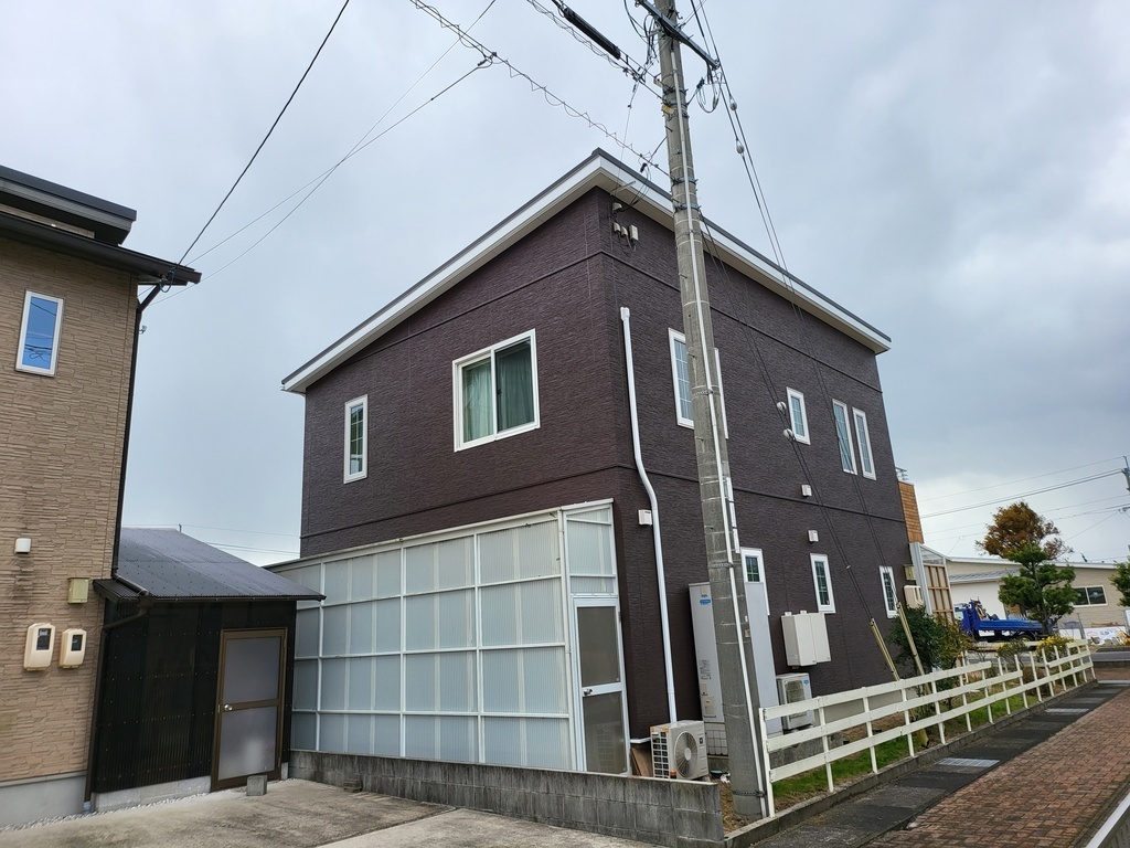 綺麗が長く続くレトロな外壁へ