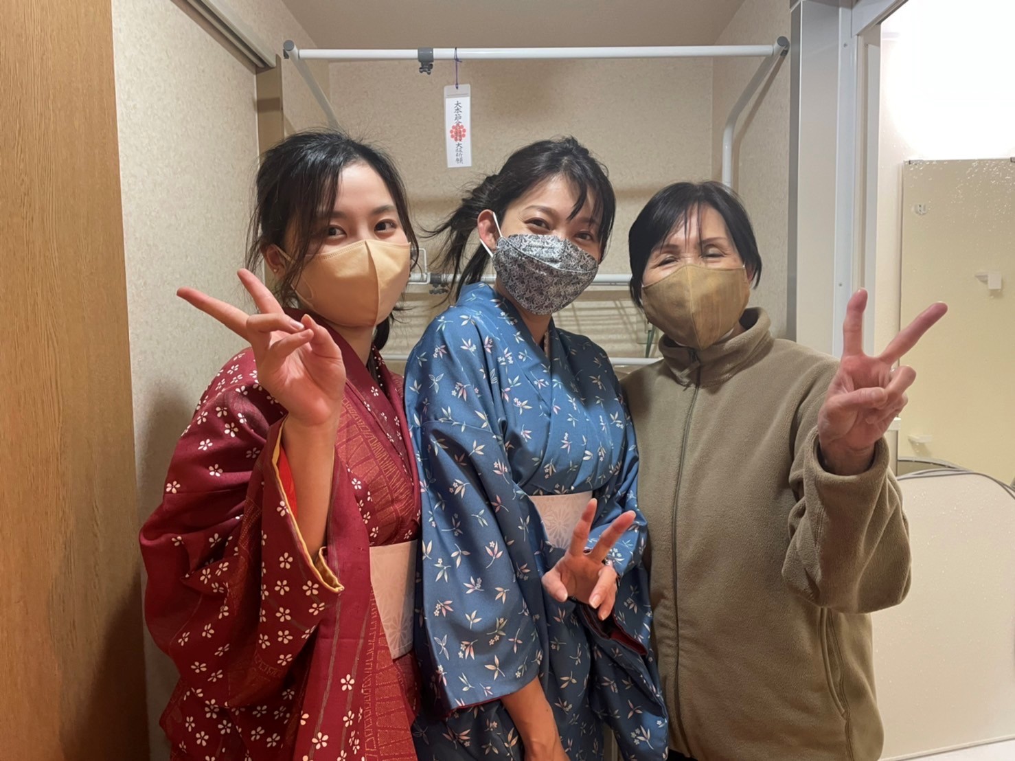 ベージュの壁と床で優しい雰囲気の浴室に。