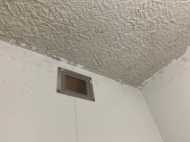 可愛らしい浴室と大きな三面鏡で快適空間に。