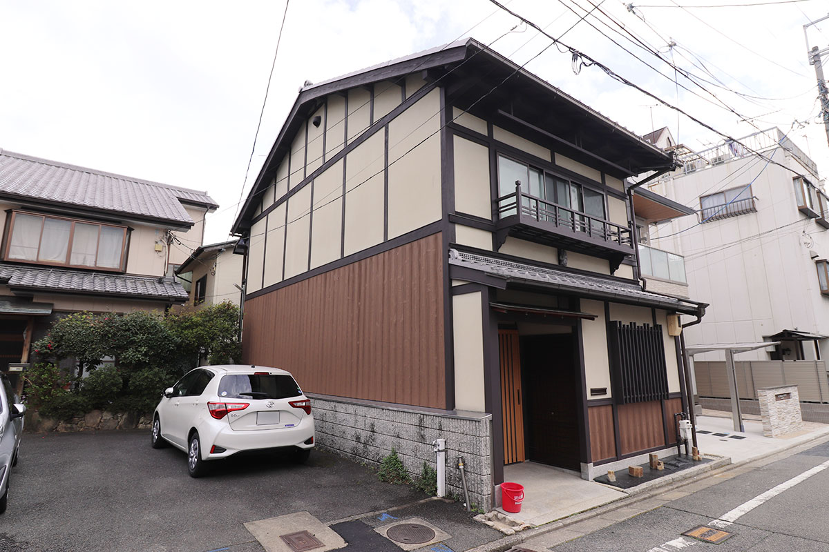 劣化した焼き板への塗装工事