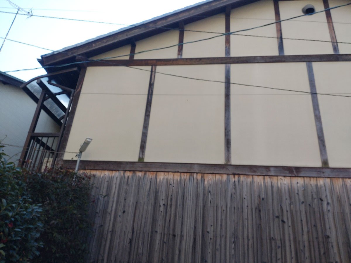 劣化した焼き板への塗装工事