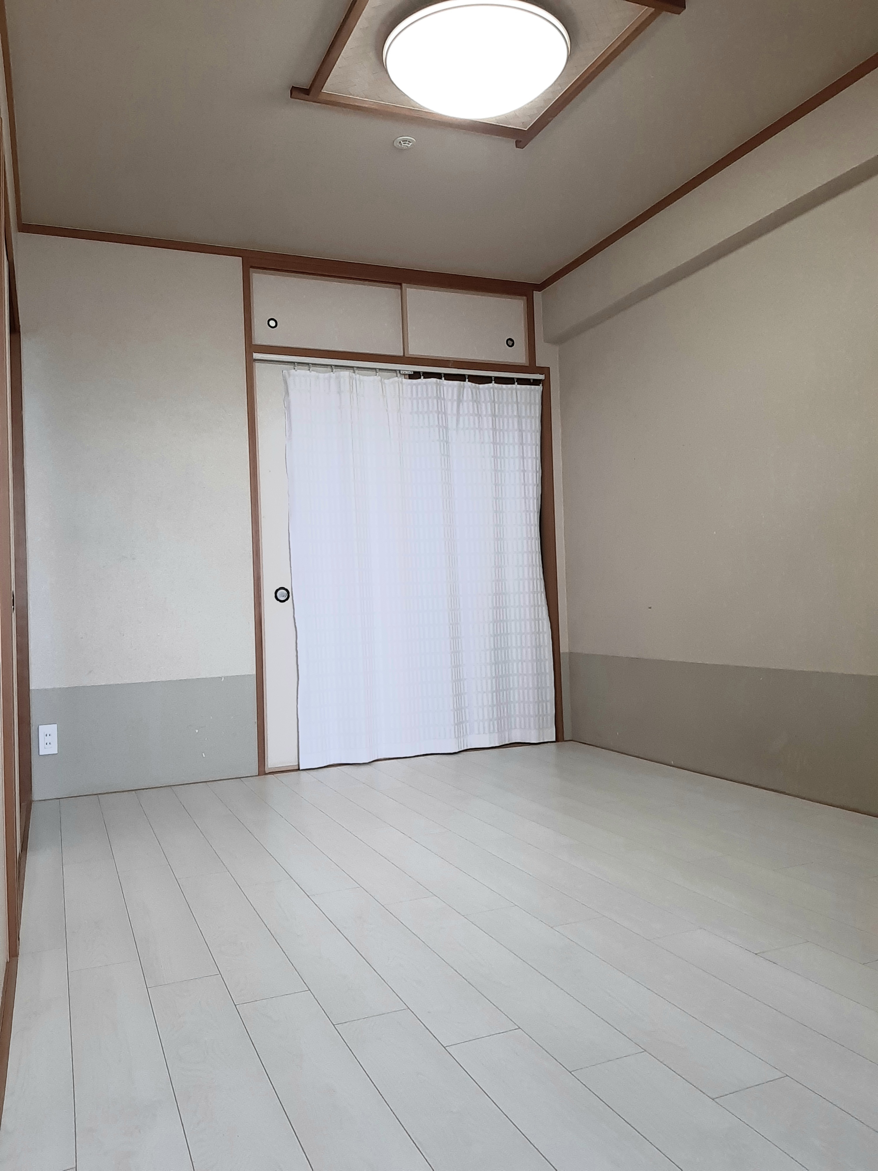 白いフローリングで部屋の雰囲気を明るく演出