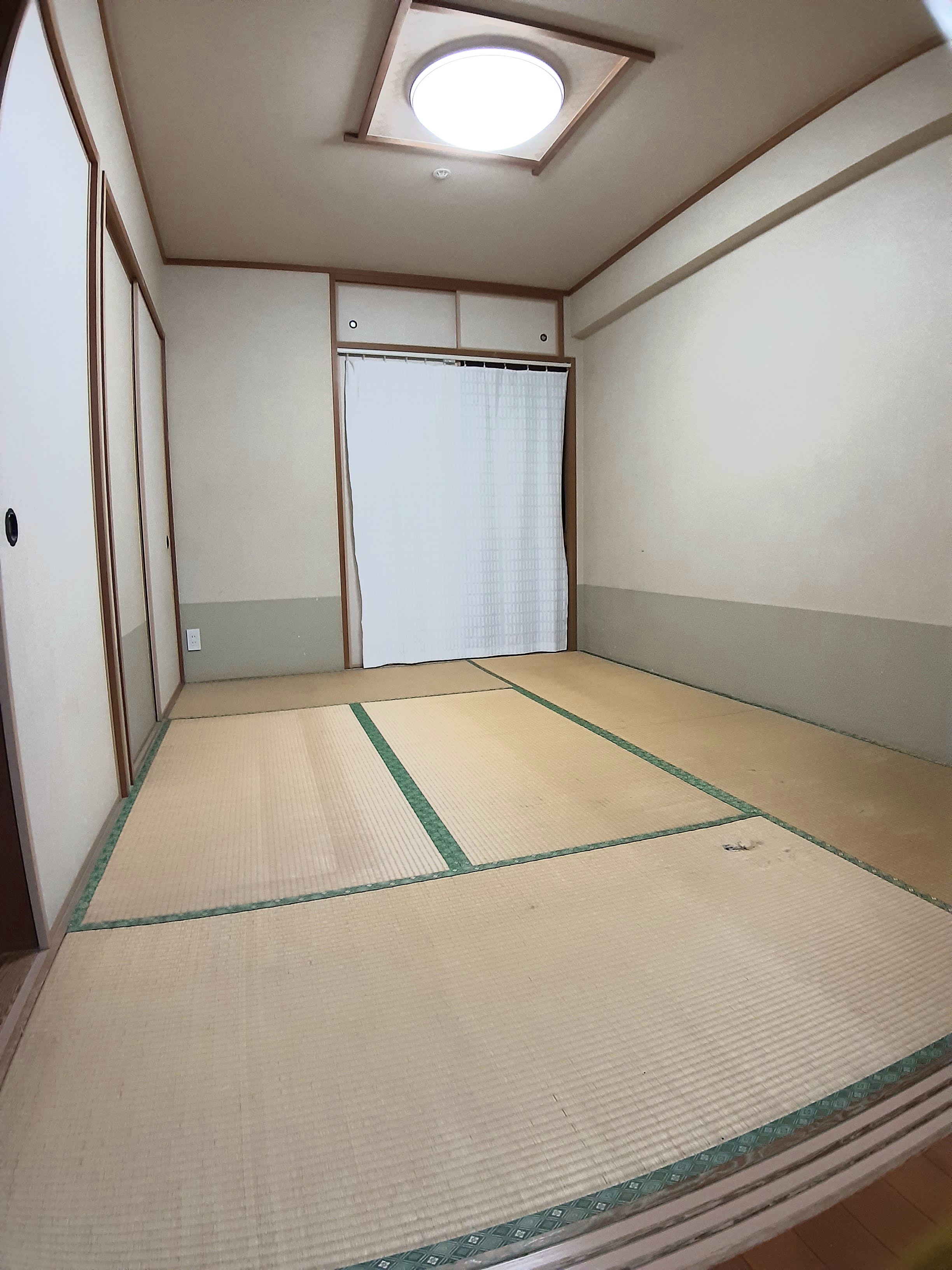 白いフローリングで部屋の雰囲気を明るく演出