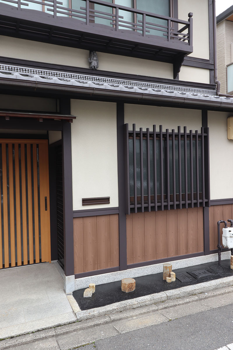 劣化した焼き板への塗装工事