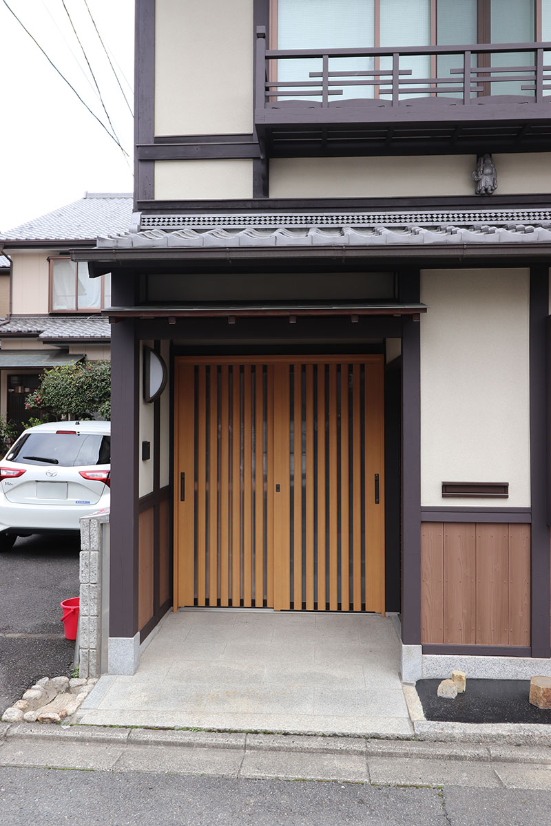 劣化した焼き板への塗装工事