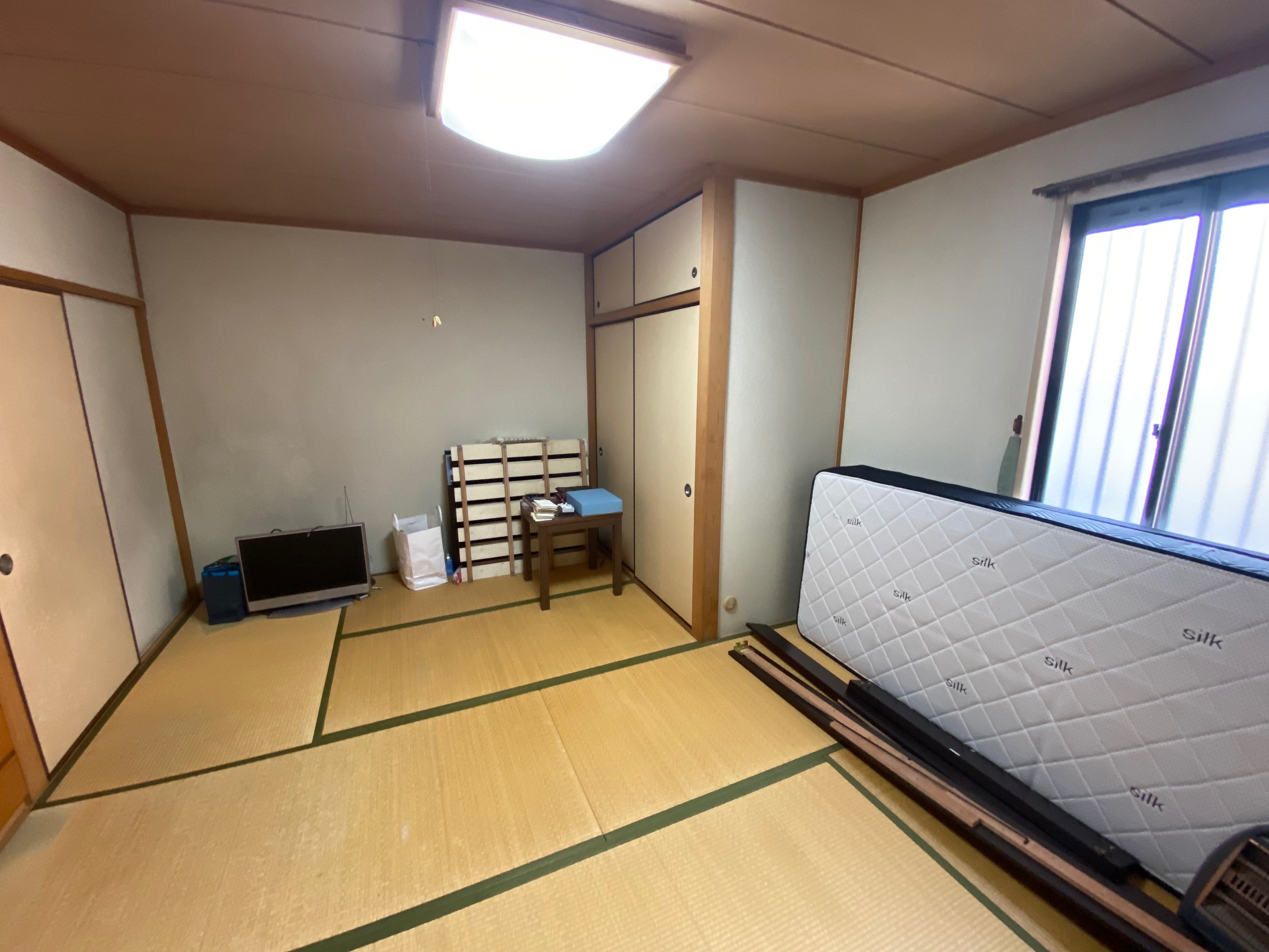 １階の和室の押入れを撤去して広々洋室へ