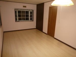 間仕切り壁を解体して広い空間の洋室に施工