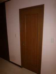 間仕切り壁を解体して広い空間の洋室に施工