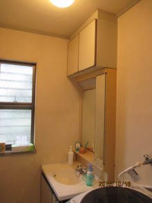 白を基調とした清潔感ある水廻り
