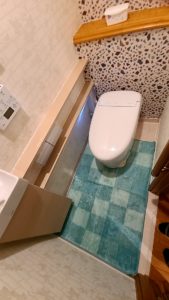 タンクレストイレを採用・専用の手洗いカウンターも設置