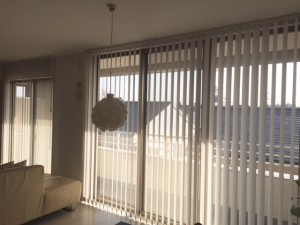 縦型ブラインド取り付けですっきりシャープな印象