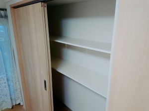 傷んだ壁紙を剥がして収納スペースを造作