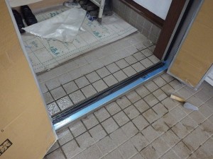 閉まりが悪い玄関ドアを交換して室内側を明るく