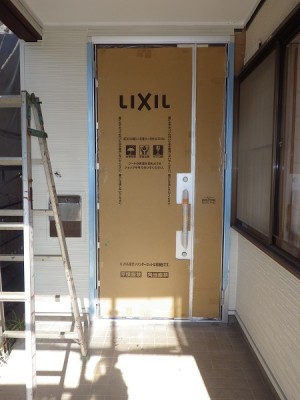 閉まりが悪い玄関ドアを交換して室内側を明るく
