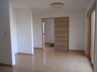 旧和室を延長して広々リビングに施工
