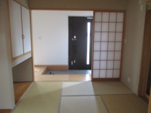 旧和室を延長して広々リビングに施工