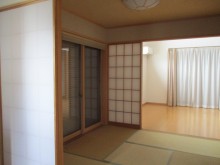 旧和室を延長して広々リビングに施工