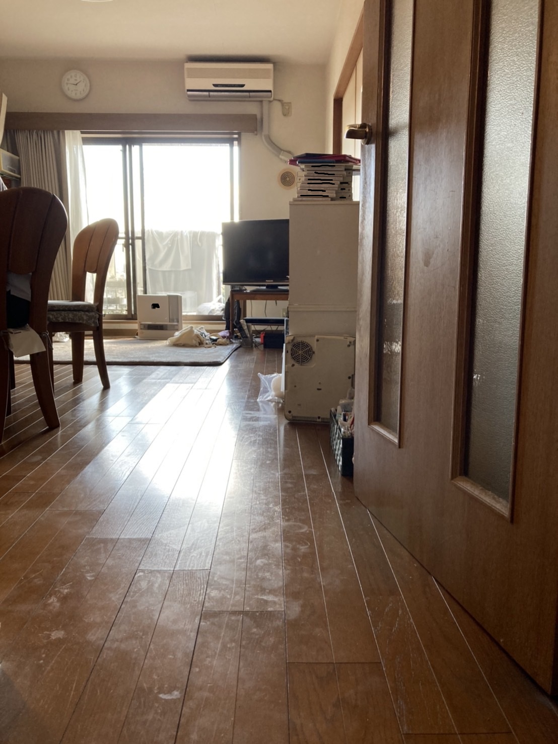 水漏れで傷んだリビングと廊下床材をトレンドの床に張替え。