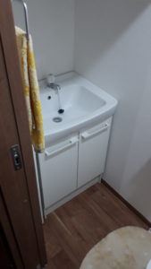 トイレに余裕が出るよう便器と手洗いを配置