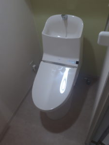 水の飛び跳ねを軽減されたトイレ