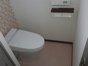 手狭なトイレをタンクレスにして使いやすく