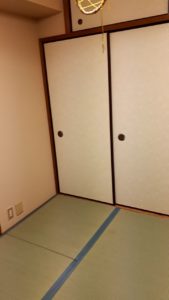 劣化が目立つ襖・畳を張り替え