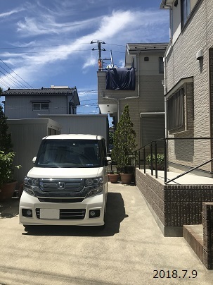 玄関階段から駐車場にスロープを設置