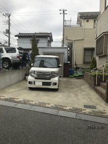 玄関階段から駐車場にスロープを設置