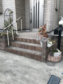 玄関階段から駐車場にスロープを設置