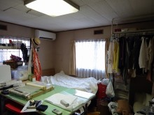 プライベートと作業空間を区切るアコーディオンドア