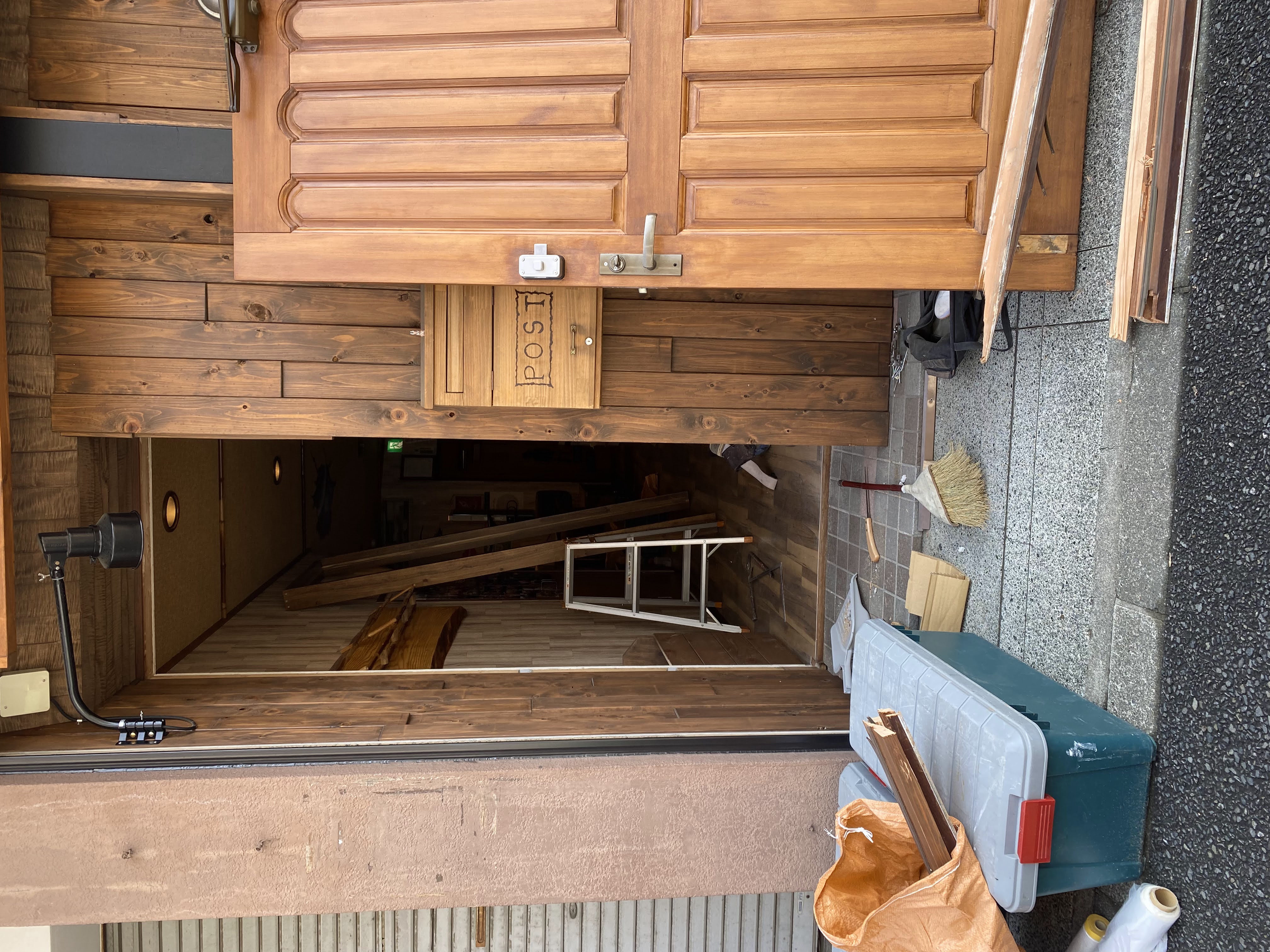 店舗入り口ドアの交換工事