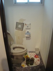 損傷しているリビング・トイレのクロス張り替え