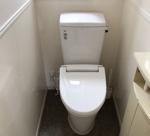 トイレ交換に伴いクロスも張り替え