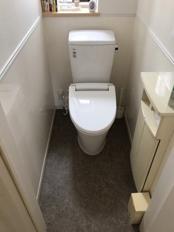 トイレ交換に伴いクロスも張り替え