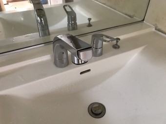 トイレ交換に伴いクロスも張り替え