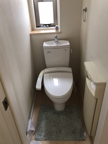 トイレ交換に伴いクロスも張り替え