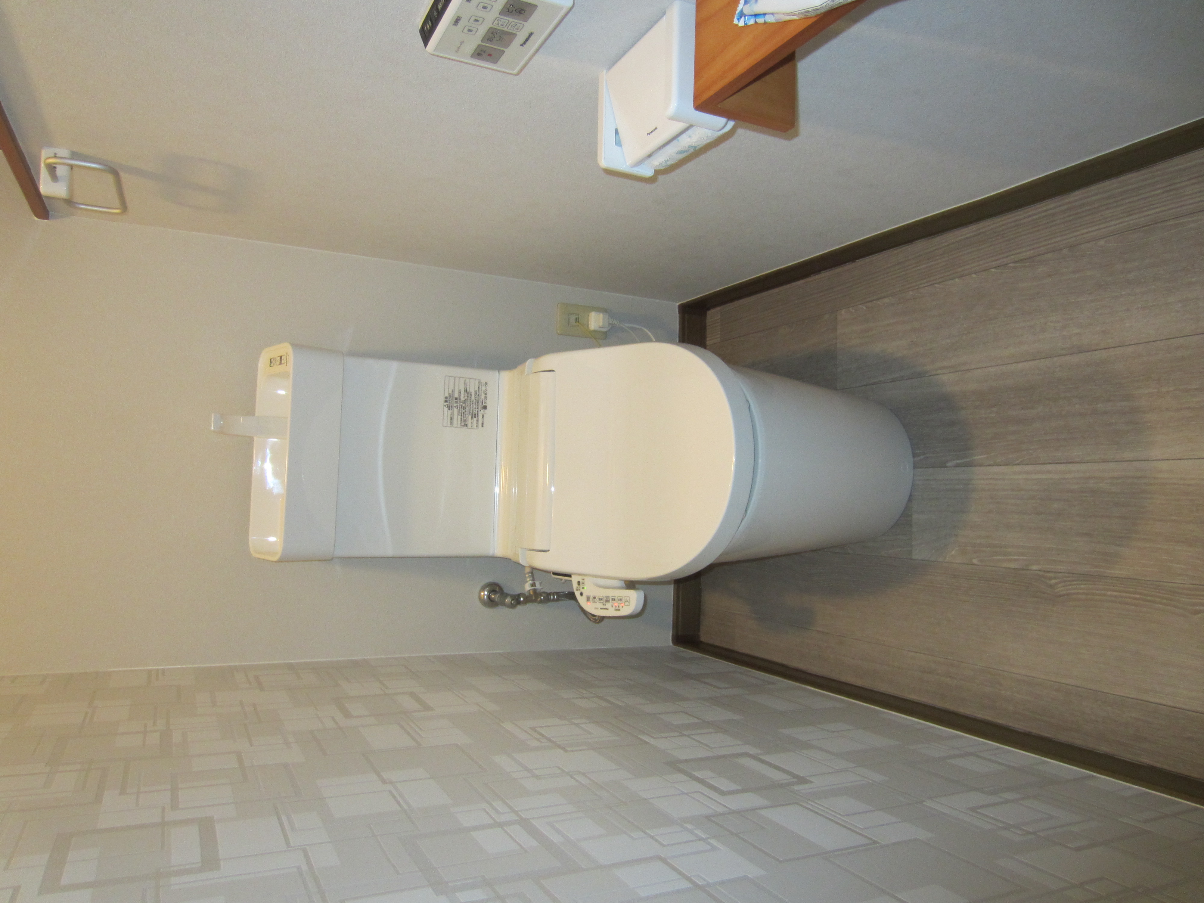1階・２階の壁紙をおしゃれなデザインに変更