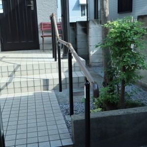 玄関アプローチに安全確保として手すりを設置