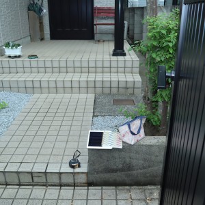 玄関アプローチに安全確保として手すりを設置