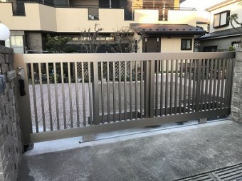 台風で破損した門扉を交換