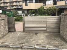 台風で破損した門扉を交換