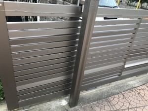 台風で破損した門扉を交換