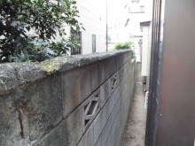 倒れる危険性があるブロックからフェンスに変更
