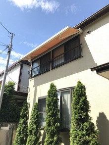 窓にフラワーボックス・ベランダにはフェンスを設置