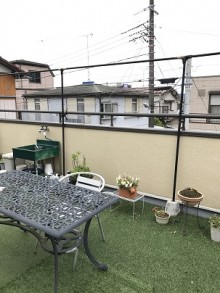 窓にフラワーボックス・ベランダにはフェンスを設置