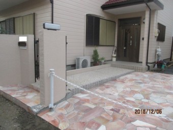 玄関ポーチを乱形石貼りでオシャレに施工