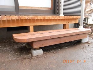 庭に踏み台を造作・屋外手すりも設置で負担軽減