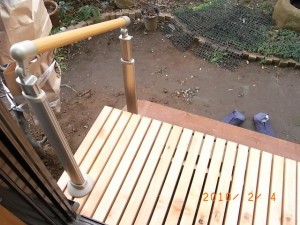 庭に踏み台を造作・屋外手すりも設置で負担軽減