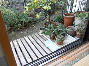 庭に踏み台を造作・屋外手すりも設置で負担軽減