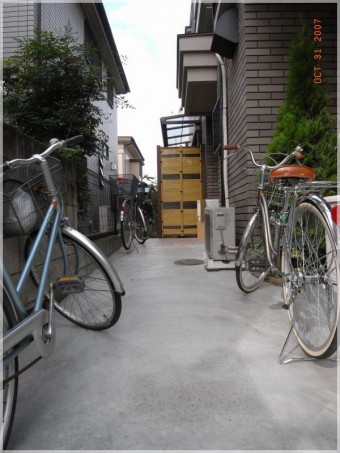 車いす利用に配慮してスロープを設置
